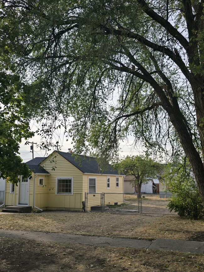Building Photo - 815 Marshall St