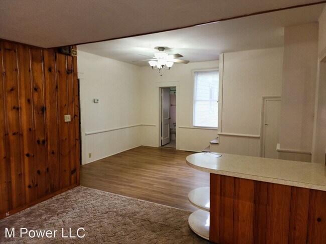 Building Photo - 2 br, 1.5 bath House - 390 College St.