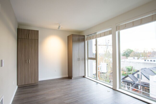 Foto del edificio - Modern + Chic Top Floor Studio Ready Early...