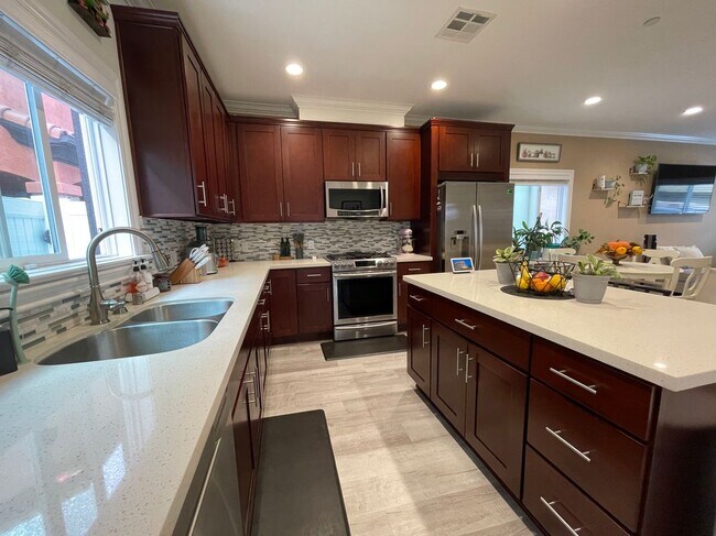 Foto del edificio - 6518 Walker Ave