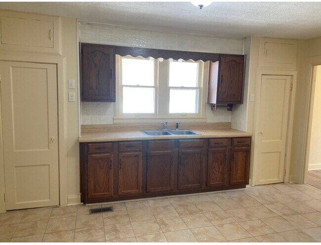 Foto del edificio - 211 Fairview St