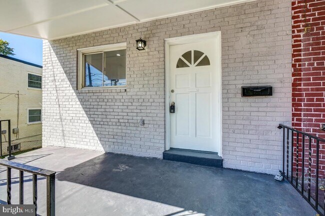 Building Photo - 533 Hilltop Terrace SE