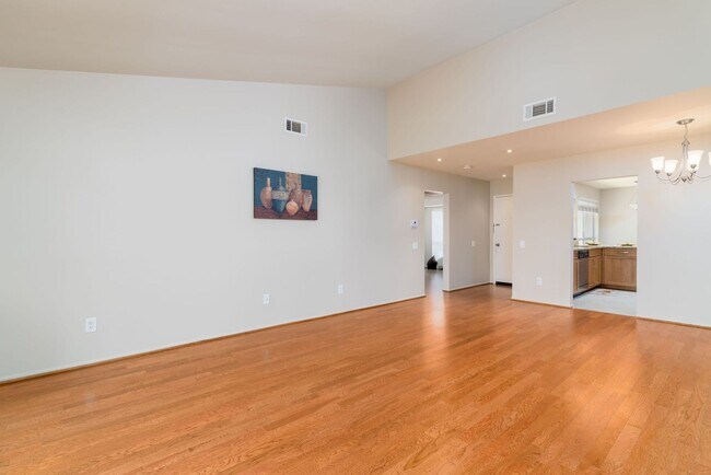 Foto del edificio - A beautiful Coranado II for Lease