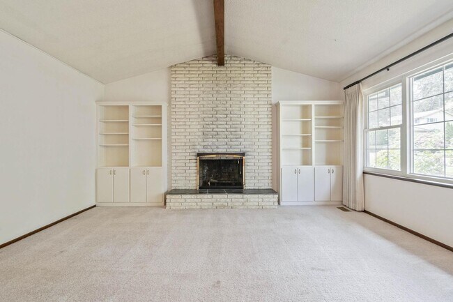 Foto del edificio - Spacious, well-cared for 4-bdrm/3-bath split-level—Family/laundry rooms, backyard, garage