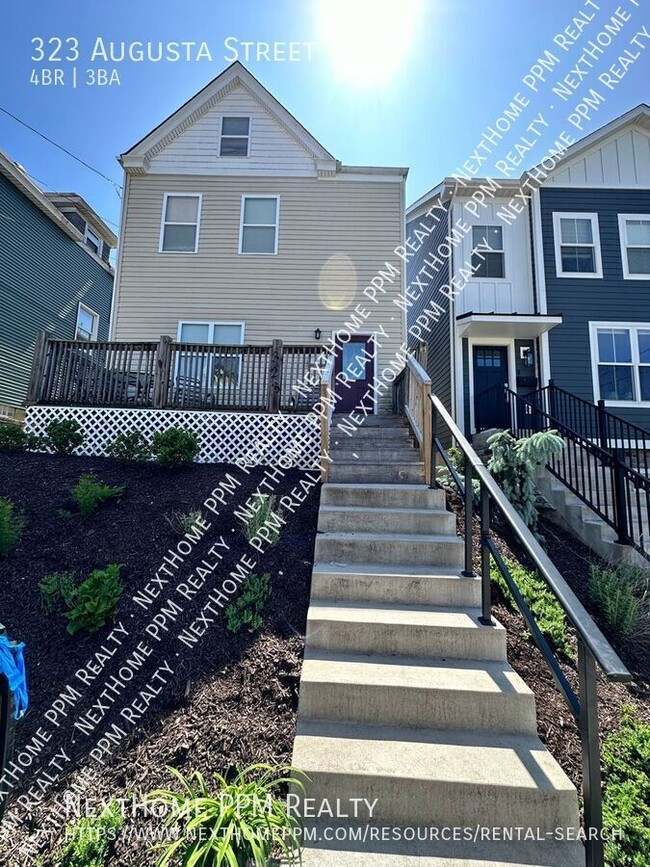 Building Photo - Amazing 4 Bedroom House! Hardwood, 2.5 Bat...