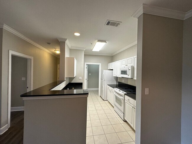 Foto del edificio - FIRST FLOOR APARTMENT COMMUNITY POOL!