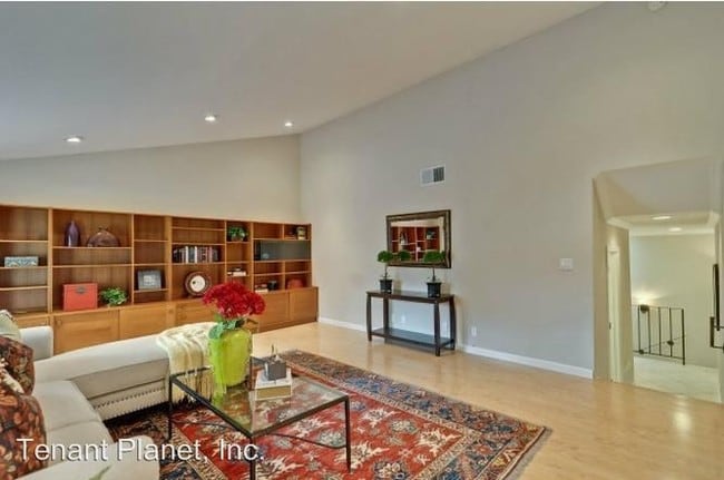 Building Photo - 3 br, 2.5 bath House - 10158 Ridgeway Dr