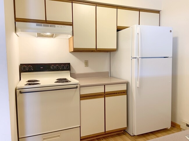 Building Photo - Spacious 1 Bedroom Unit, Downtown Waukesha...
