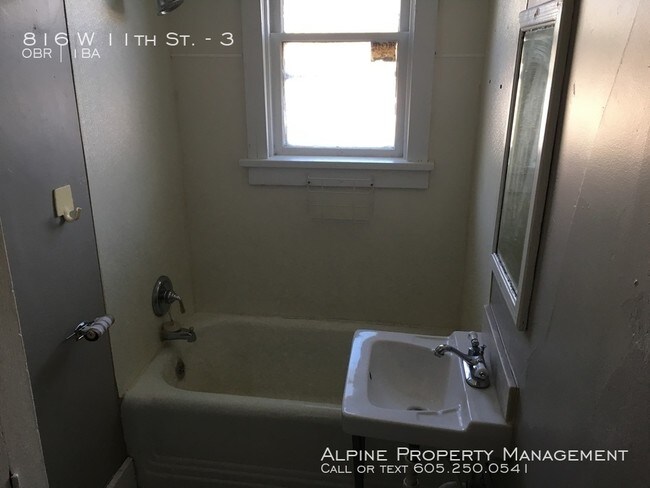 Foto del edificio - 816 W 11th St