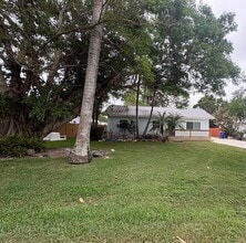 Building Photo - 626 SW Rustic Cir