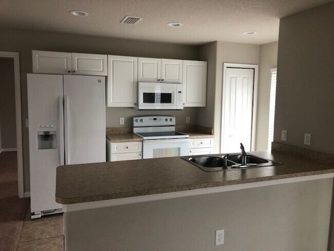 Building Photo - CUTE 3/2 IN NE PALM BAY