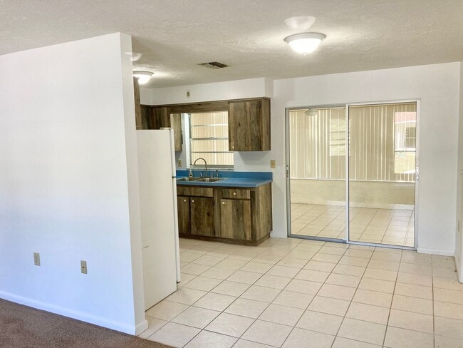 Foto del edificio - 2 bedroom, 1.5 bath home with carport