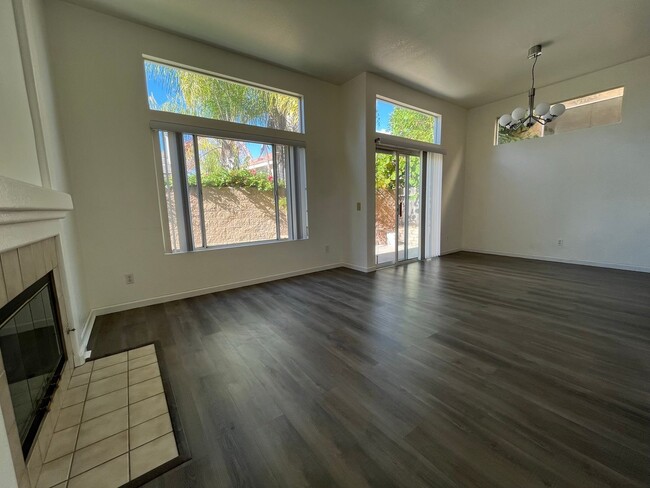 Foto del edificio - Bright 2-Bedroom Home in Gated Mira Mesa C...