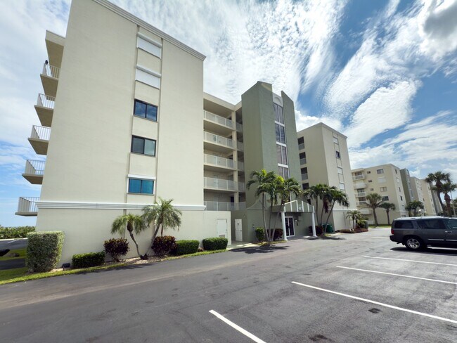Building Photo - Oceanfront 3 bedroom, 2 bathroom condo!
