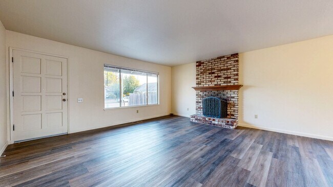 Foto del edificio - Bright 4 Bedroom 2 Full Bathroom Home with 2 Car Garage!