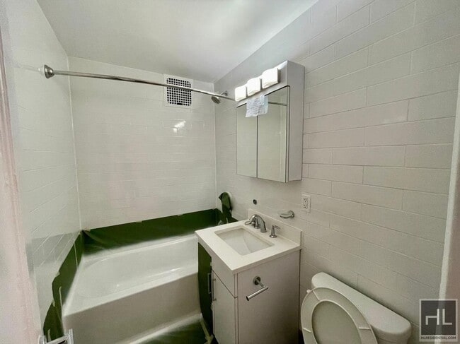 Building Photo - E 81st St