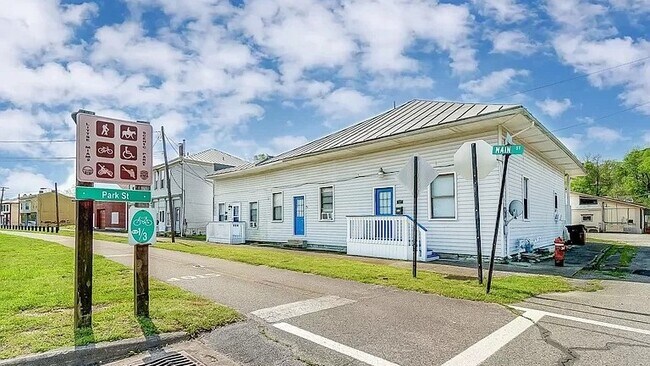 Spacious apartment in Morrow sitting right on the scenic bike trail! - 232 Main St Apartments