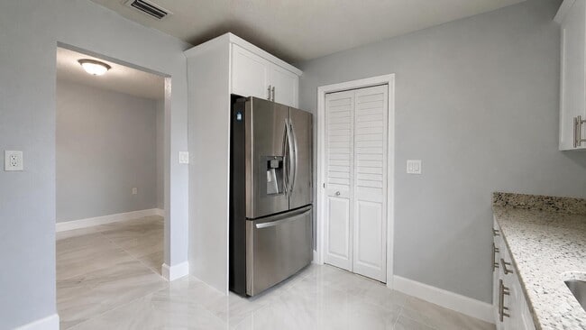 Foto del edificio - 4894 Cyprus Ln