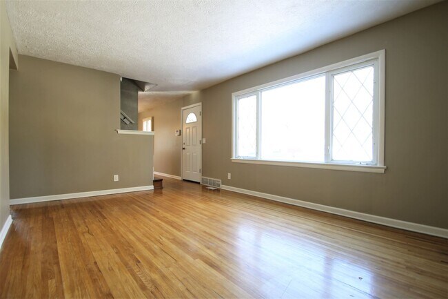 Building Photo - Inviting and Spacious 3 Bedroom / 3 Bathro...