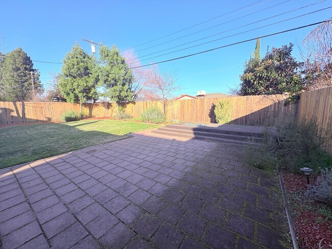 Building Photo - 1524 Gladstone Dr