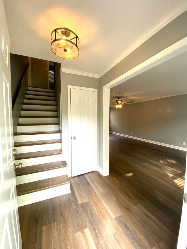 Building Photo - 1103 Rosebrook Dr