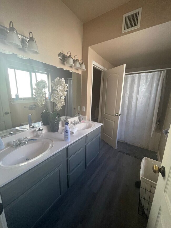 Foto del edificio - East Sides Charming 4-Bedroom, 2.5-Bath Home with Loft
