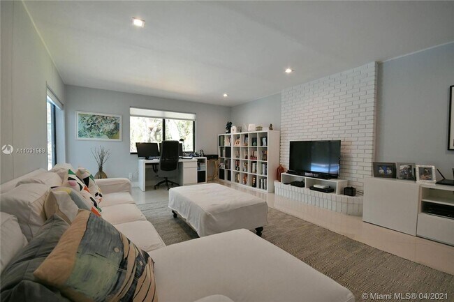 Building Photo - Beautiful home in quiet neighborhood