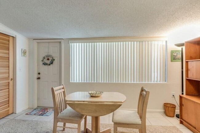 Foto del edificio - Beautiful Townhome Walking Distance to the...
