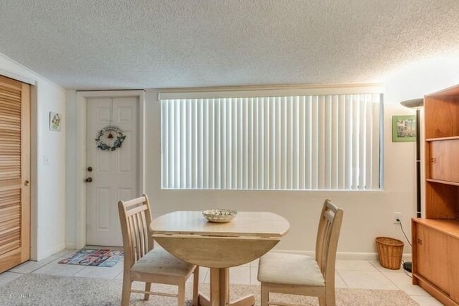 Building Photo - Beautiful Townhome Walking Distance to the...