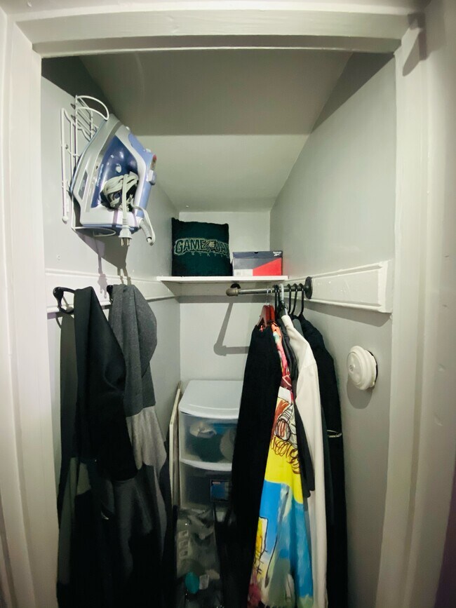 Armario del dormitorio - 7901 Provident St