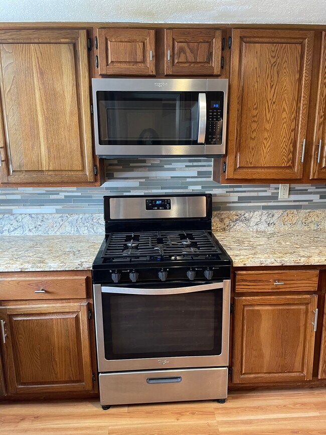 Stove w/ over range microwave - 2419 Vanderbilt Ln
