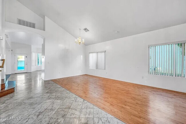 Foto del edificio - 1342 N McKenna Ln