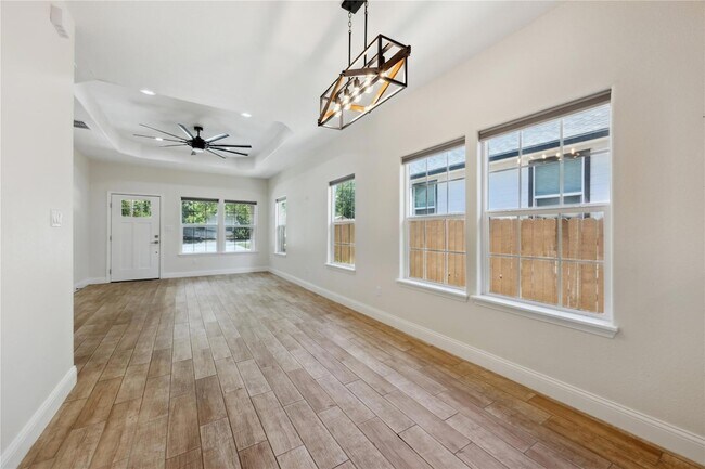 Building Photo - 810 E Navarro St