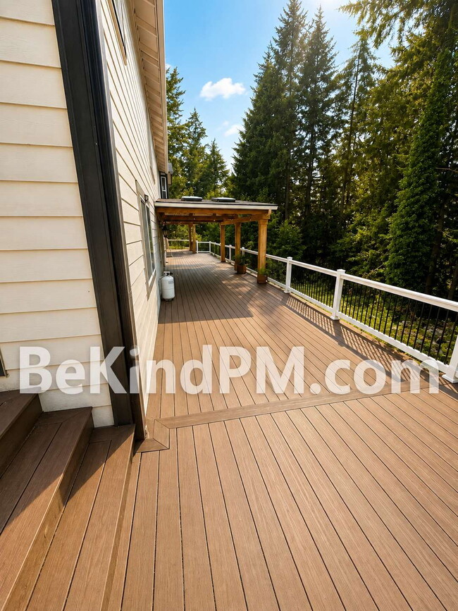 Building Photo - Spacious, Bright & Pet Friendly!