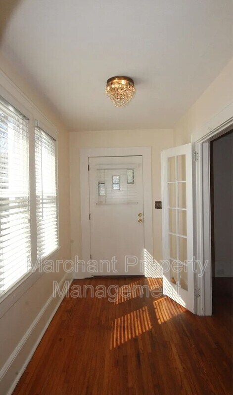 Foto del edificio - 1326 E Washington St