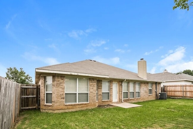 Building Photo - 2600 Treeview Dr