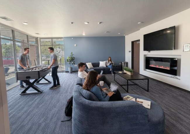Sala de la comunidad: ¡actualizada recientemente! - Timberwolf Suites Student Apartments
