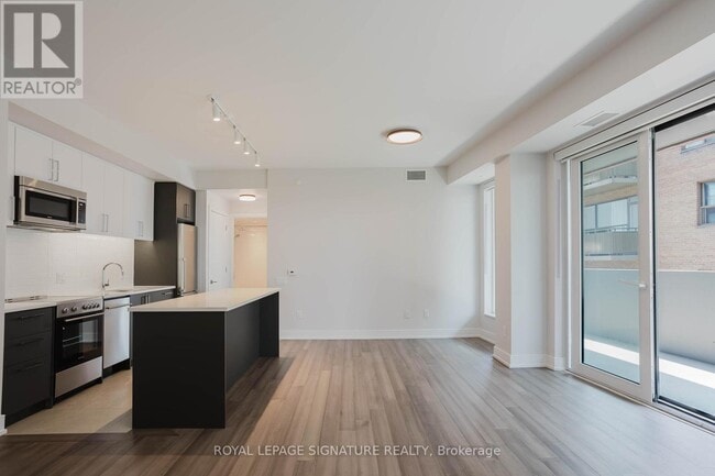 Photo du bâtiment - 2525-2525 Bathurst St