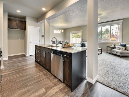 Building Photo - Beautiful and spacious 4 bed 2.5 bath home in Sovi Sub just off Eagle and Victory