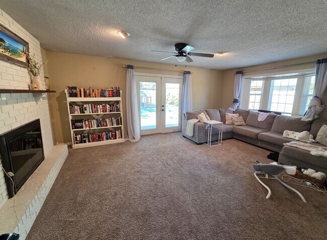 Building Photo - Stunning 3bd/2ba home with gorgeous yard and bonus living space! Coming Soon!