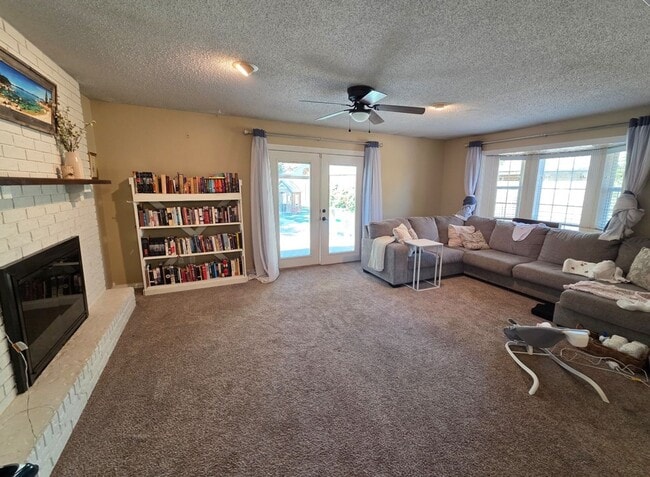 Foto del edificio - Stunning 3bd/2ba home with gorgeous yard and bonus living space! Coming Soon!