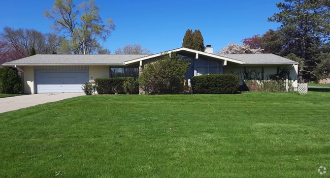 Building Photo - 2777 Oak Dr