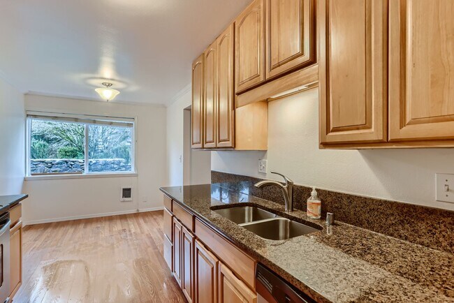 Building Photo - Bright and Beautiful 1 Bed 1 Bath Redmond ...
