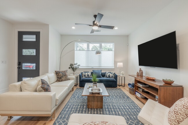 Building Photo - 712 Vargas Rd