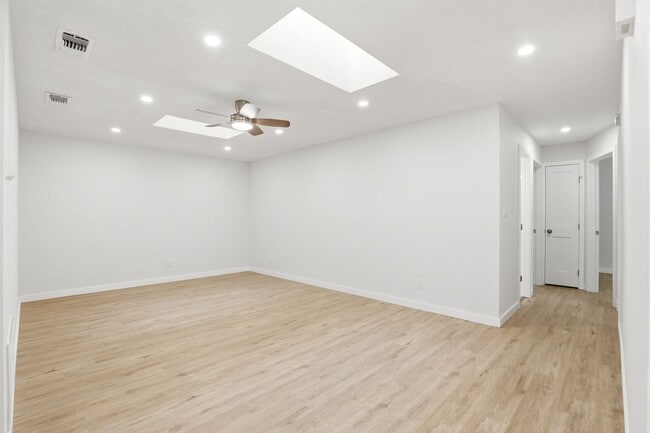 Building Photo - Stunning Remodeled 3BR Duplex in Oviedo with Modern Upgrades