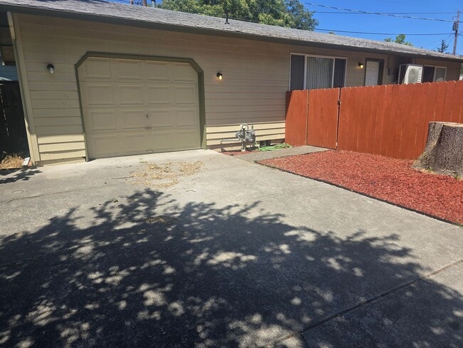 Building Photo - 2 bedroom 1 bath for Rent in Grants Pass
