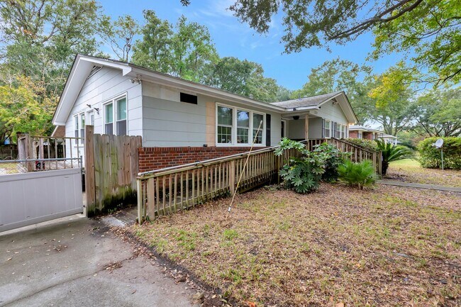Foto del edificio - Spacious 3 bedroom home in West Ashley