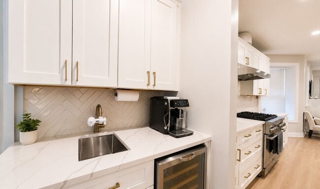 Building Photo - 1225 W Addison St