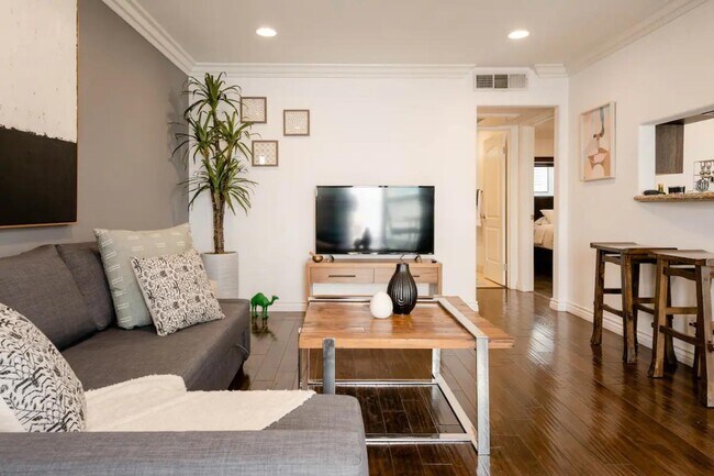 Building Photo - 4466 Coldwater Canyon Ave