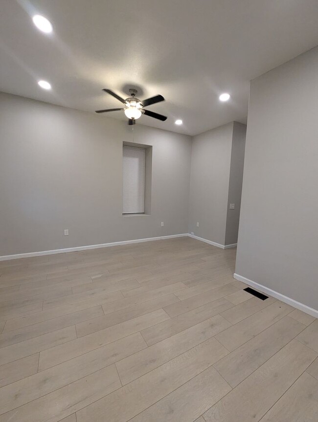 Foto del edificio - **$500 Security Deposit & 1st Month Free w...